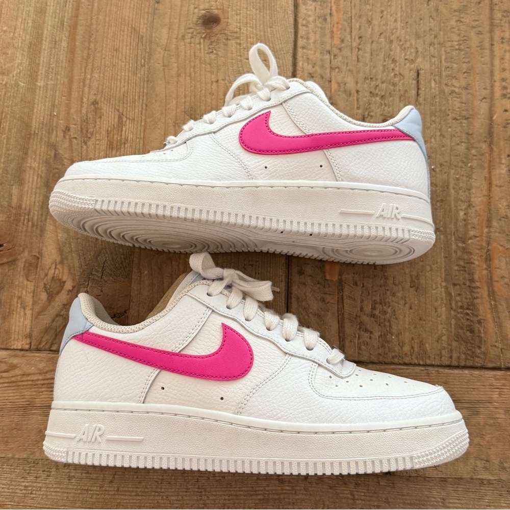 Nike Woman’s Sneakers in White and Pink